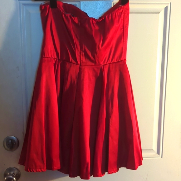 Red dress with a bow - Picture 2 of 2